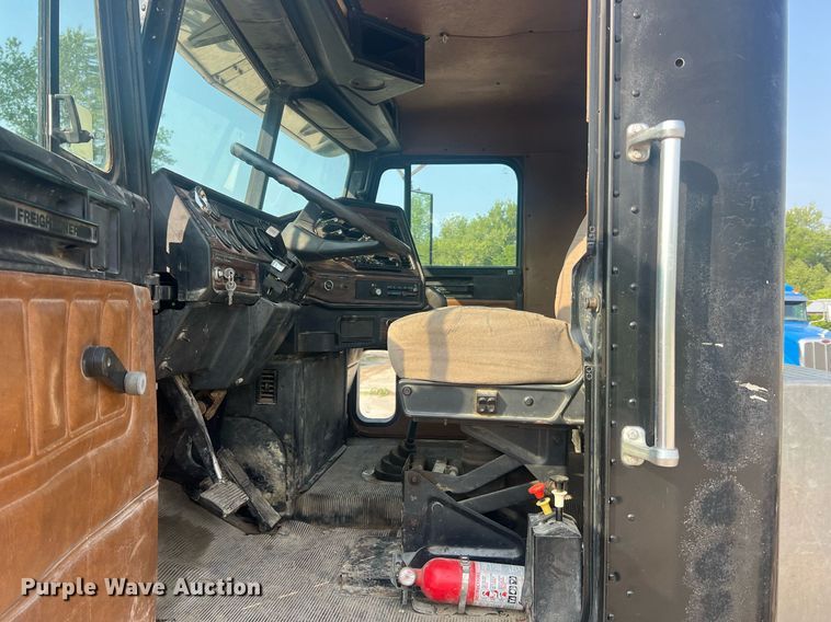 image for item II9022 1999 Freightliner FLD  semi truck