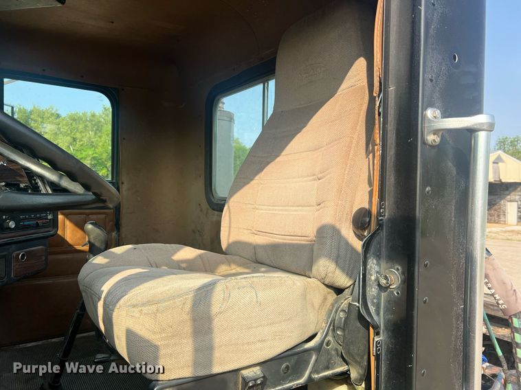 image for item II9022 1999 Freightliner FLD  semi truck