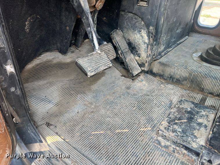 image for item II9022 1999 Freightliner FLD  semi truck