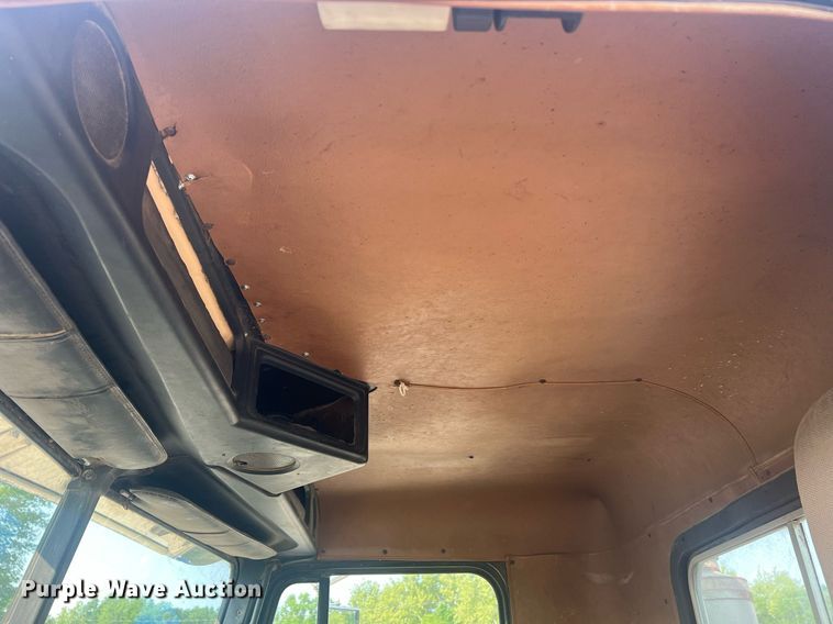 image for item II9022 1999 Freightliner FLD  semi truck