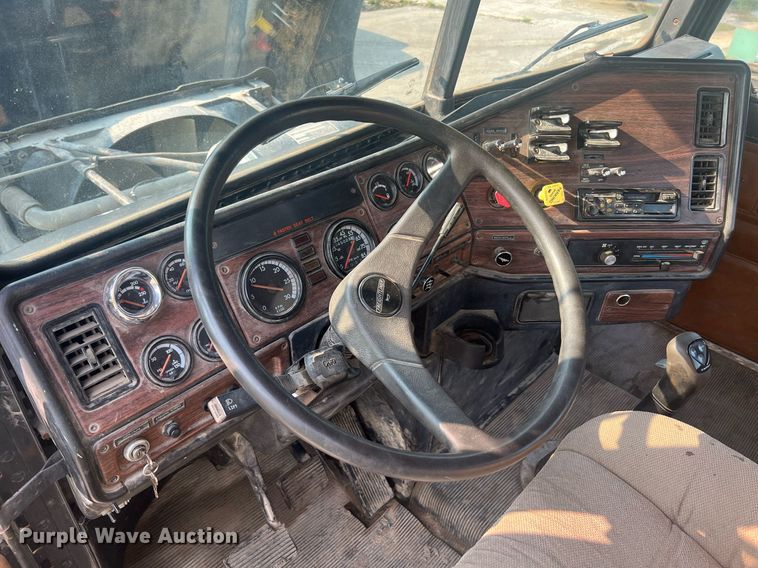 image for item II9022 1999 Freightliner FLD  semi truck