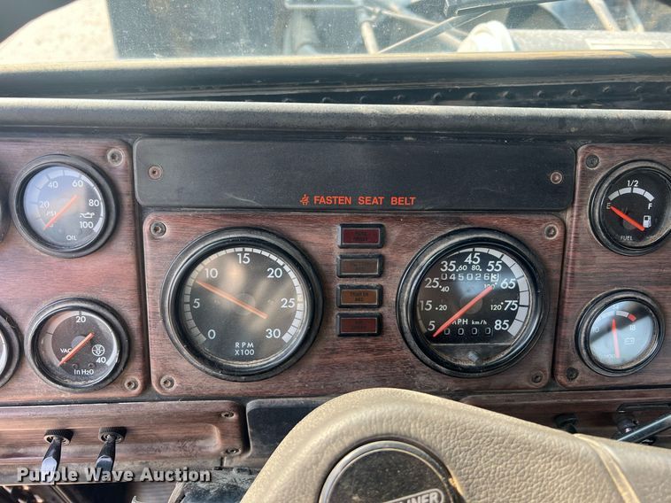 image for item II9022 1999 Freightliner FLD  semi truck