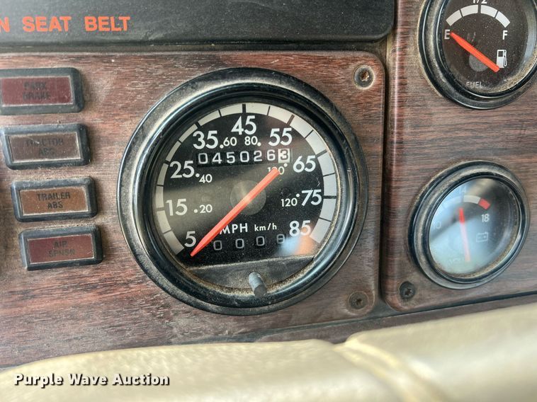 image for item II9022 1999 Freightliner FLD  semi truck