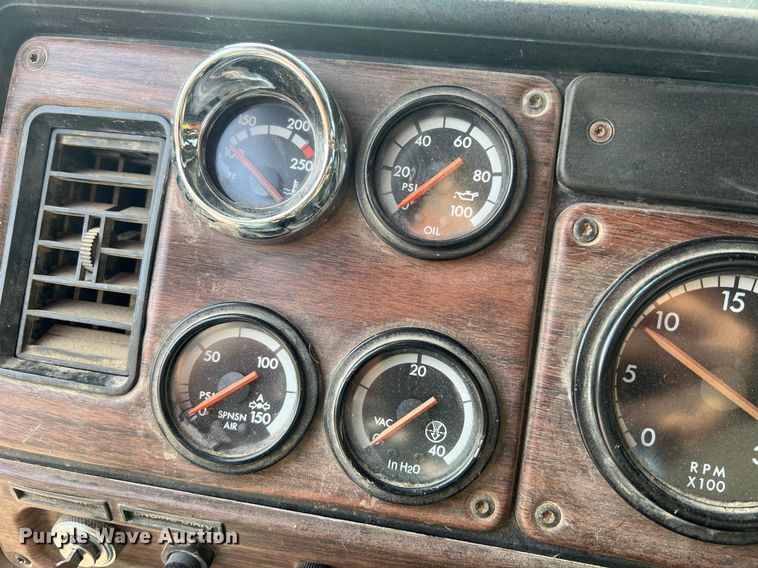 image for item II9022 1999 Freightliner FLD  semi truck