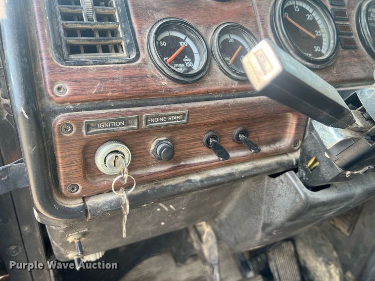 image for item II9022 1999 Freightliner FLD  semi truck