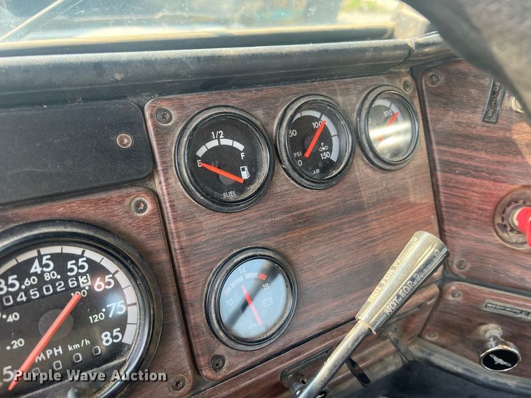 image for item II9022 1999 Freightliner FLD  semi truck