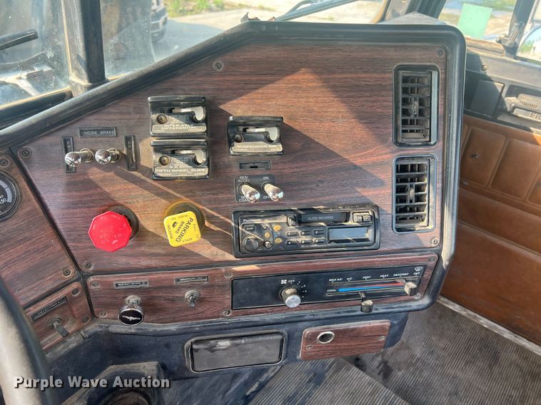 image for item II9022 1999 Freightliner FLD  semi truck