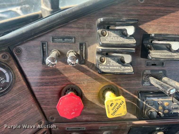 image for item II9022 1999 Freightliner FLD  semi truck