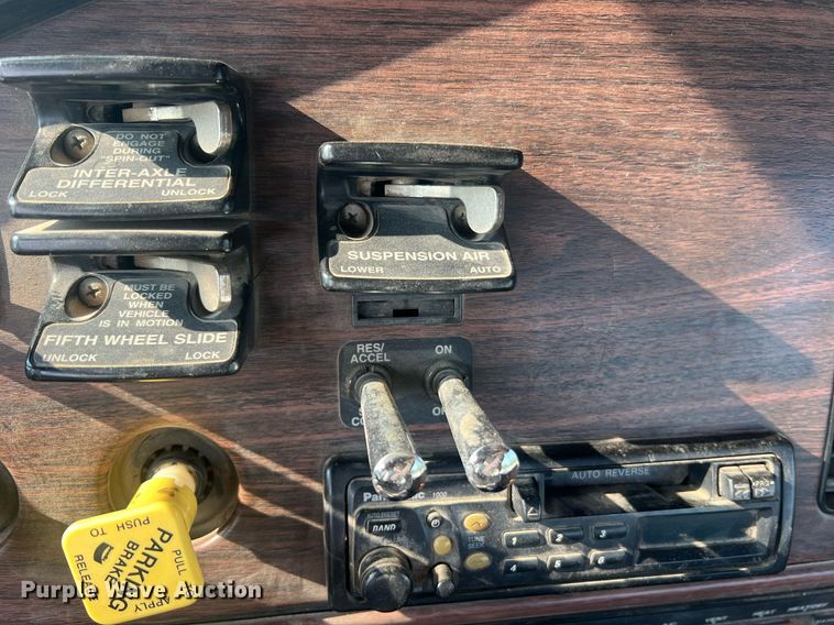 image for item II9022 1999 Freightliner FLD  semi truck