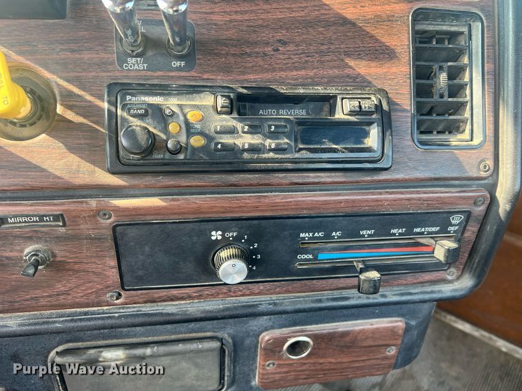 image for item II9022 1999 Freightliner FLD  semi truck