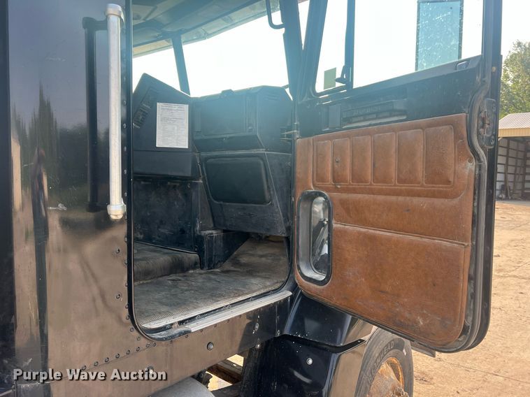 image for item II9022 1999 Freightliner FLD  semi truck