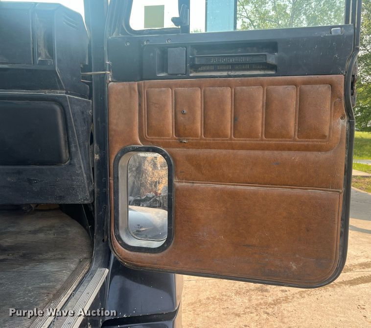 image for item II9022 1999 Freightliner FLD  semi truck