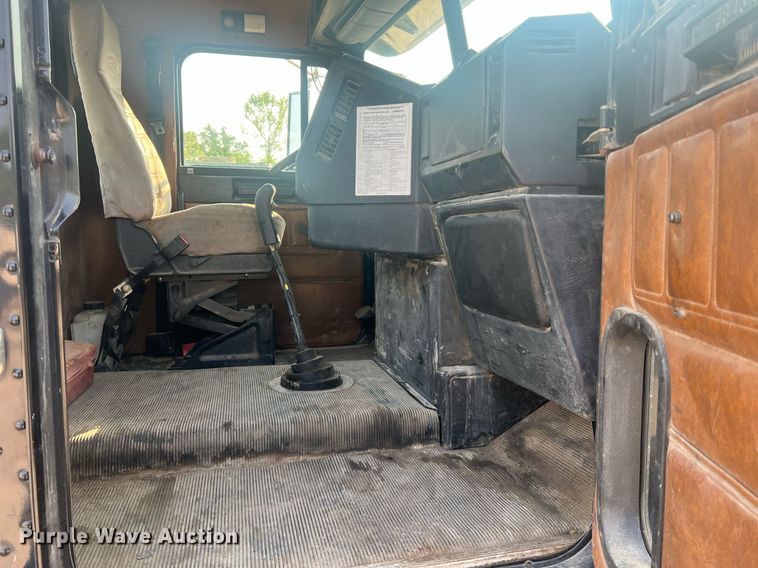 image for item II9022 1999 Freightliner FLD  semi truck