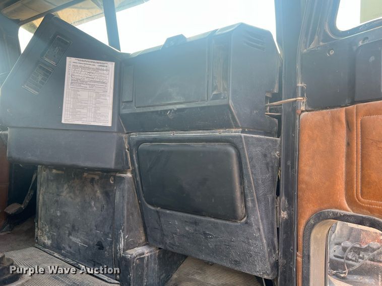 image for item II9022 1999 Freightliner FLD  semi truck