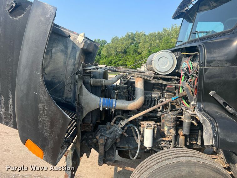 image for item II9022 1999 Freightliner FLD  semi truck