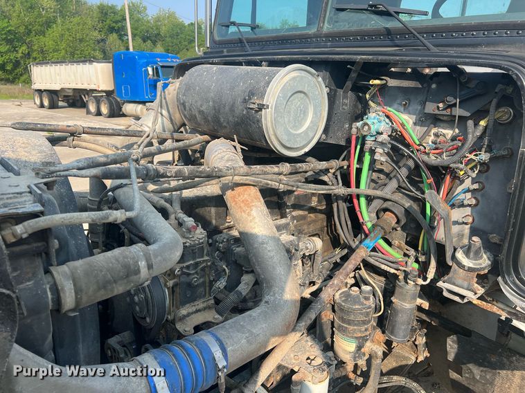 image for item II9022 1999 Freightliner FLD  semi truck