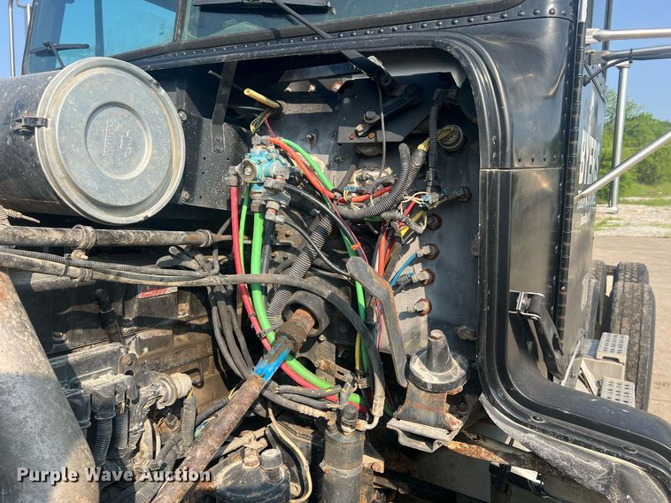 image for item II9022 1999 Freightliner FLD  semi truck