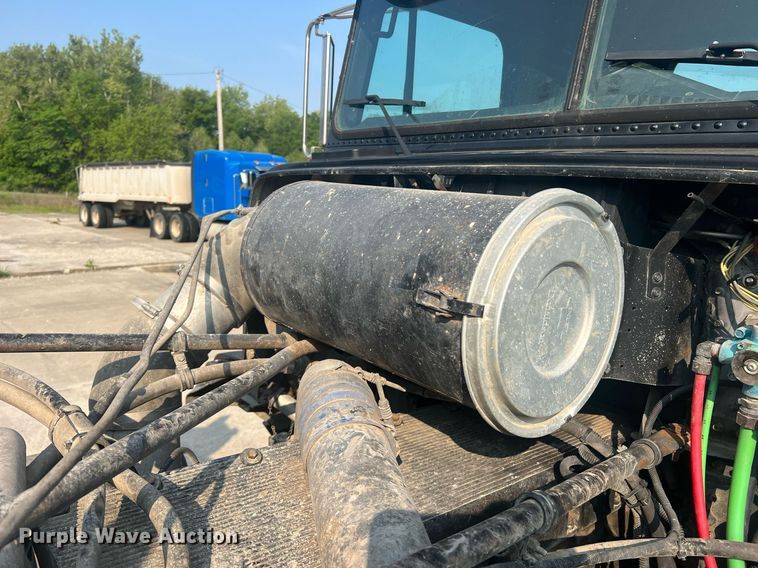 image for item II9022 1999 Freightliner FLD  semi truck