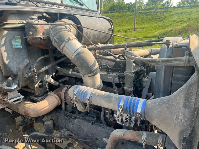 image for item II9022 1999 Freightliner FLD  semi truck