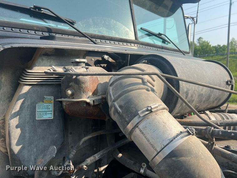 image for item II9022 1999 Freightliner FLD  semi truck