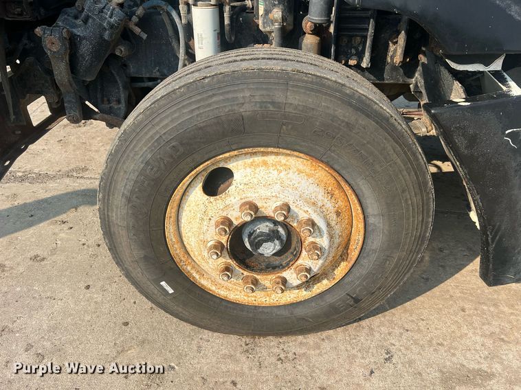 image for item II9022 1999 Freightliner FLD  semi truck