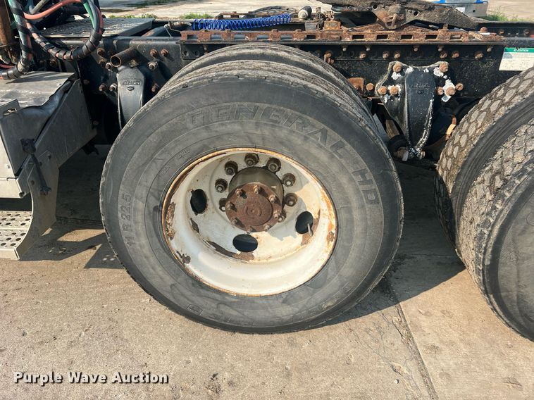 image for item II9022 1999 Freightliner FLD  semi truck