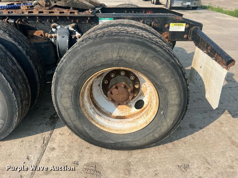 image for item II9022 1999 Freightliner FLD  semi truck