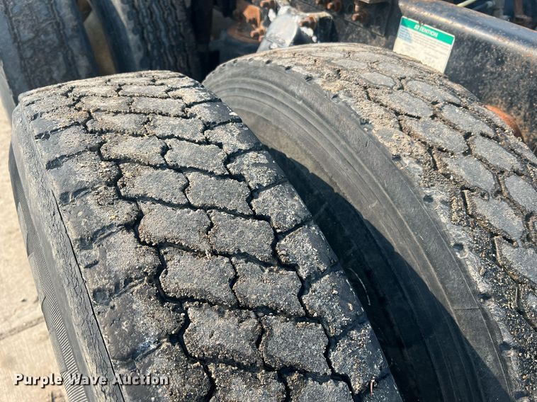 image for item II9022 1999 Freightliner FLD  semi truck