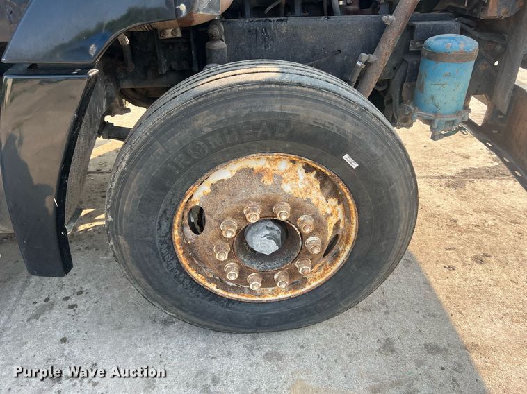 image for item II9022 1999 Freightliner FLD  semi truck