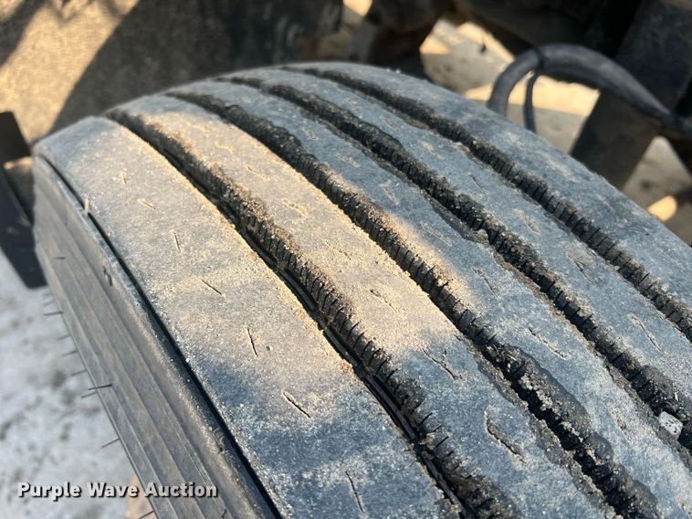 image for item II9022 1999 Freightliner FLD  semi truck