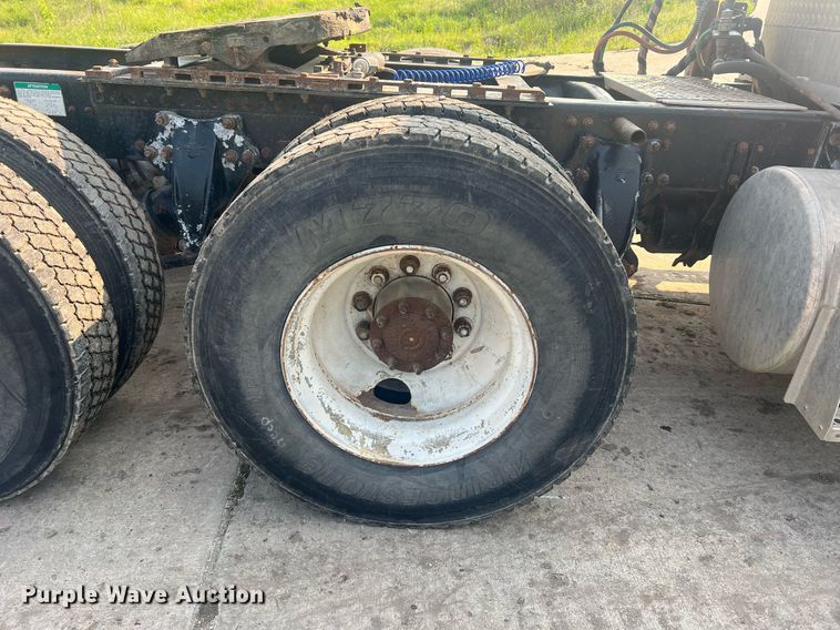 image for item II9022 1999 Freightliner FLD  semi truck