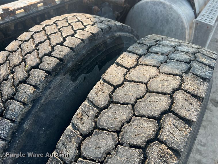 image for item II9022 1999 Freightliner FLD  semi truck