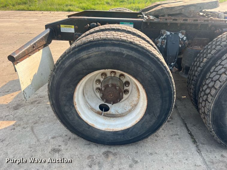 image for item II9022 1999 Freightliner FLD  semi truck