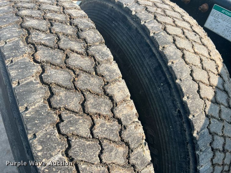 image for item II9022 1999 Freightliner FLD  semi truck