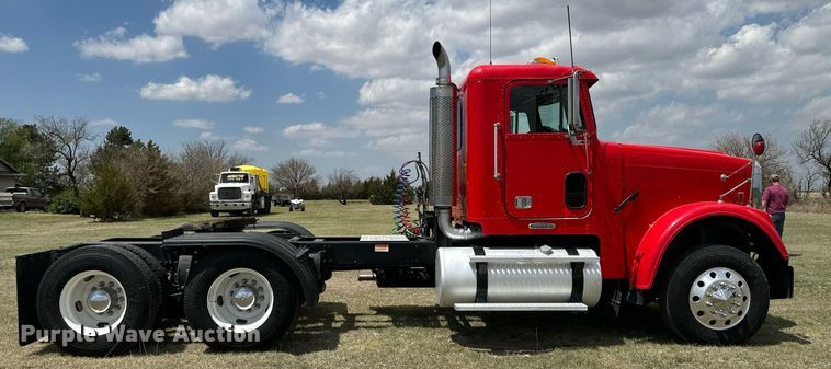 image for item JJ9938 2006 Freightliner FLD120  semi truck