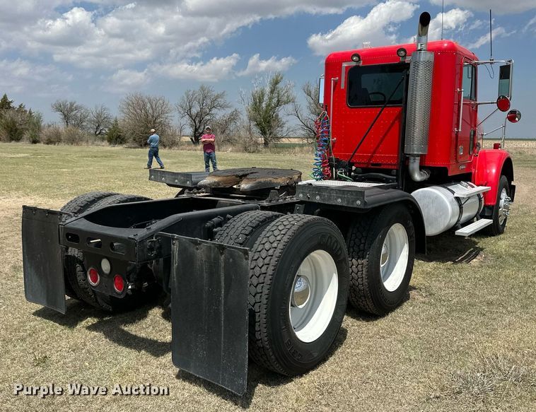 image for item JJ9938 2006 Freightliner FLD120  semi truck