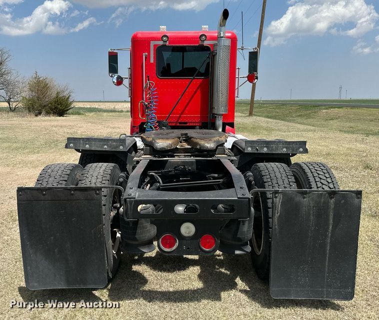 image for item JJ9938 2006 Freightliner FLD120  semi truck