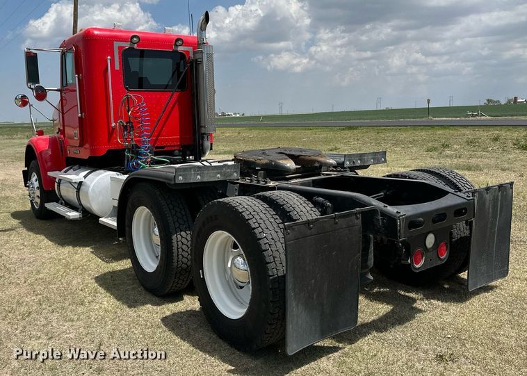 image for item JJ9938 2006 Freightliner FLD120  semi truck