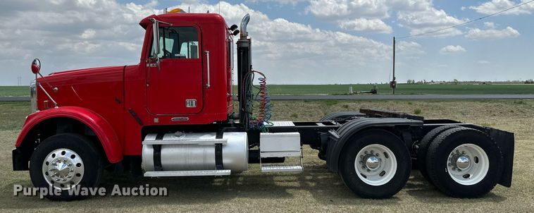 image for item JJ9938 2006 Freightliner FLD120  semi truck