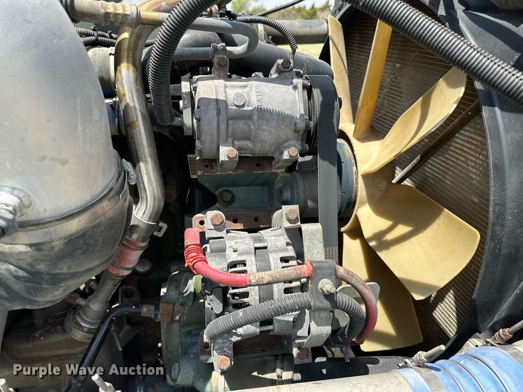 image for item JJ9938 2006 Freightliner FLD120  semi truck