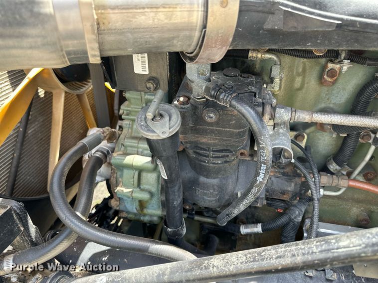 image for item JJ9938 2006 Freightliner FLD120  semi truck