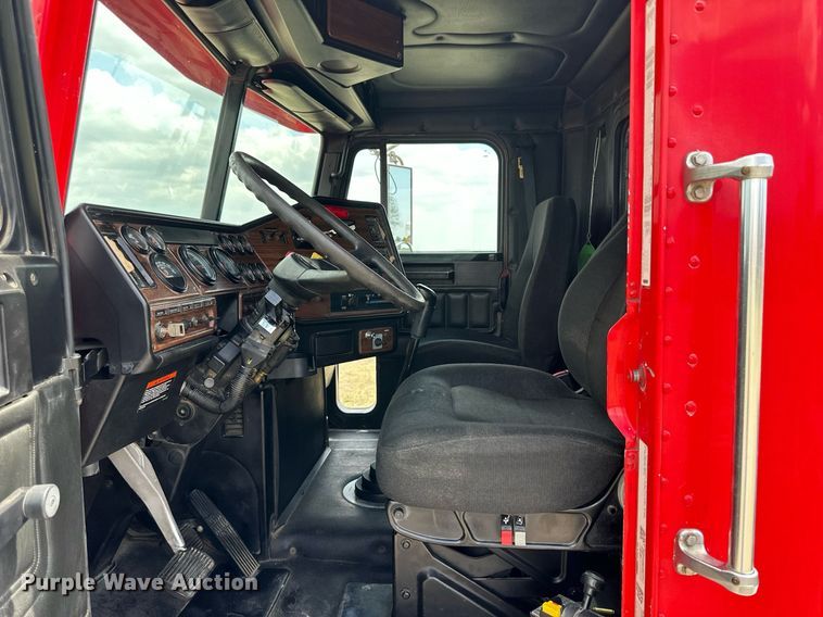 image for item JJ9938 2006 Freightliner FLD120  semi truck