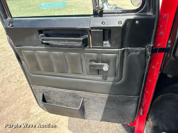 image for item JJ9938 2006 Freightliner FLD120  semi truck