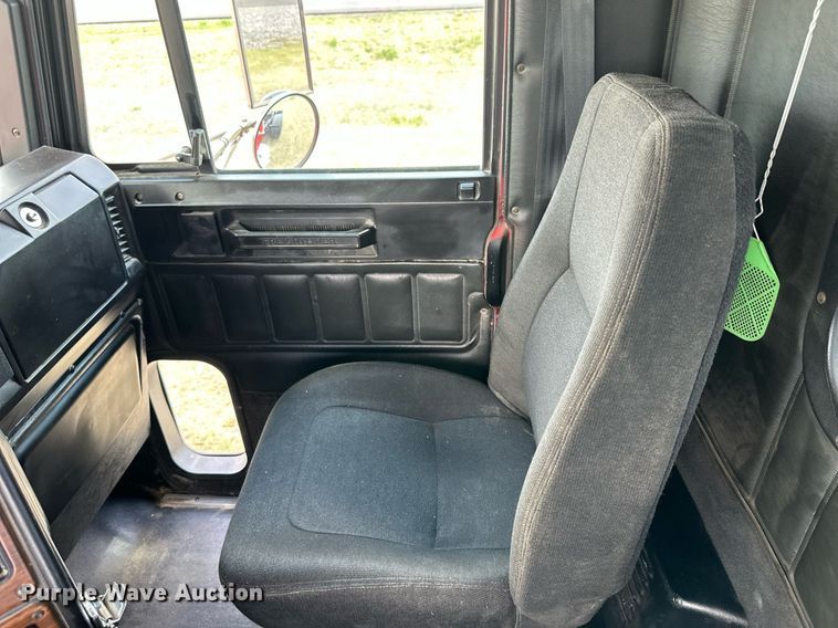 image for item JJ9938 2006 Freightliner FLD120  semi truck