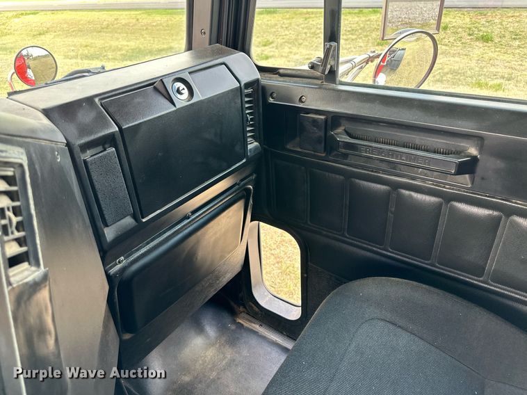 image for item JJ9938 2006 Freightliner FLD120  semi truck