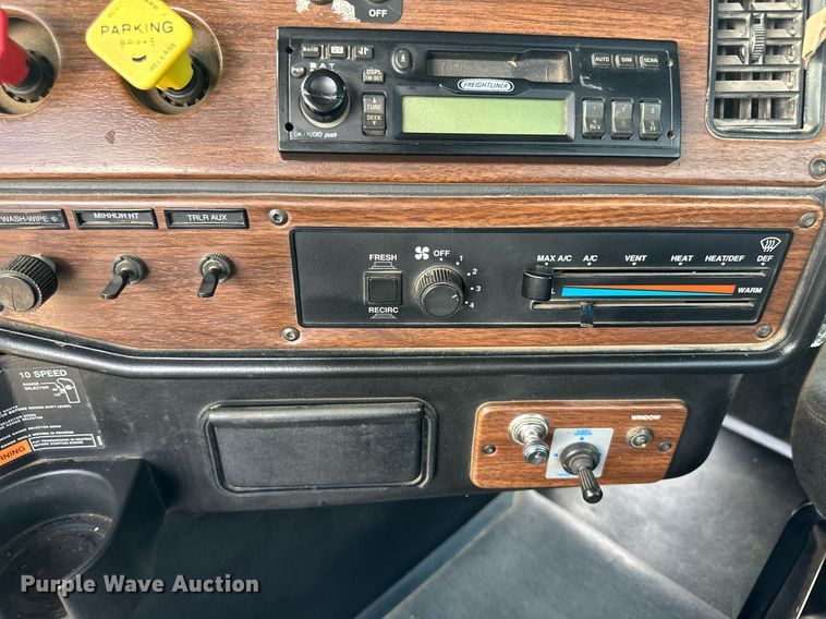 image for item JJ9938 2006 Freightliner FLD120  semi truck