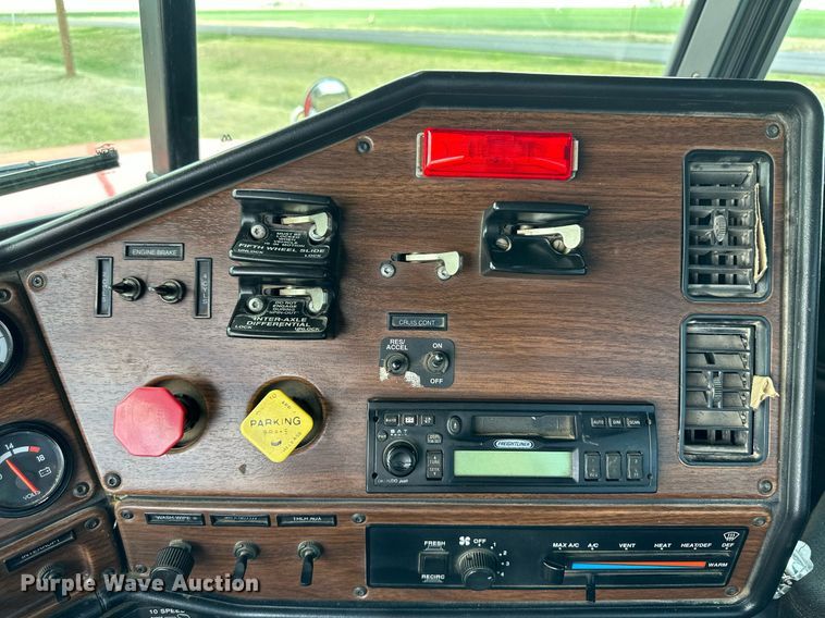 image for item JJ9938 2006 Freightliner FLD120  semi truck