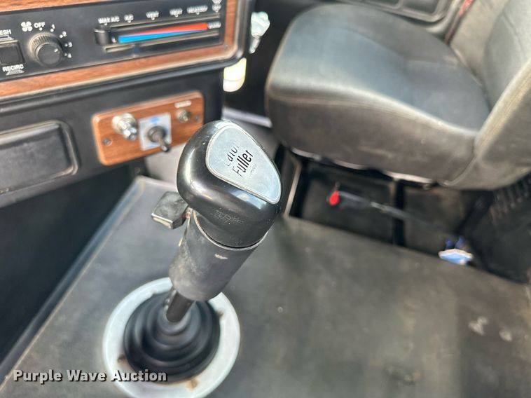 image for item JJ9938 2006 Freightliner FLD120  semi truck