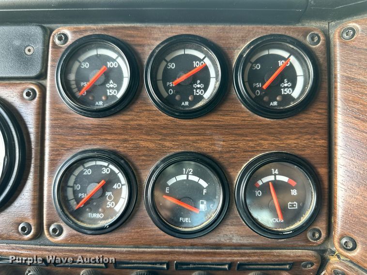 image for item JJ9938 2006 Freightliner FLD120  semi truck