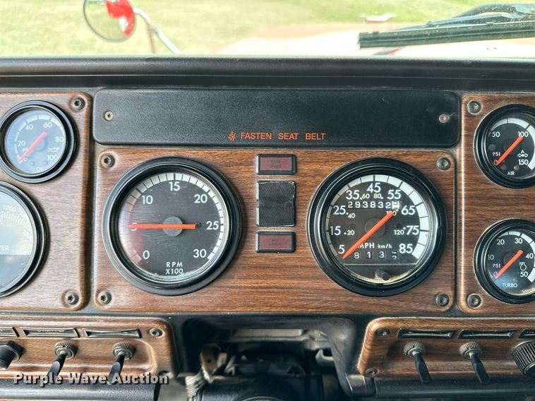 image for item JJ9938 2006 Freightliner FLD120  semi truck